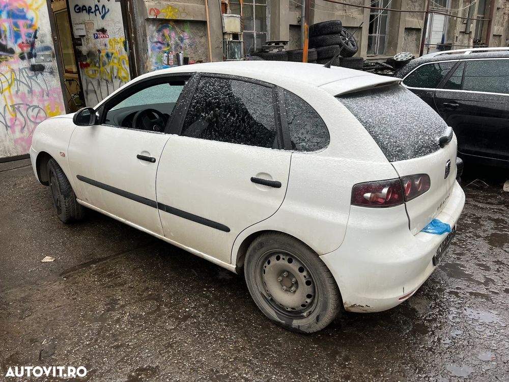 Dezmembrez Seat Ibiza 6L facelift 2009 1,4 benzina BXW alb - 4
