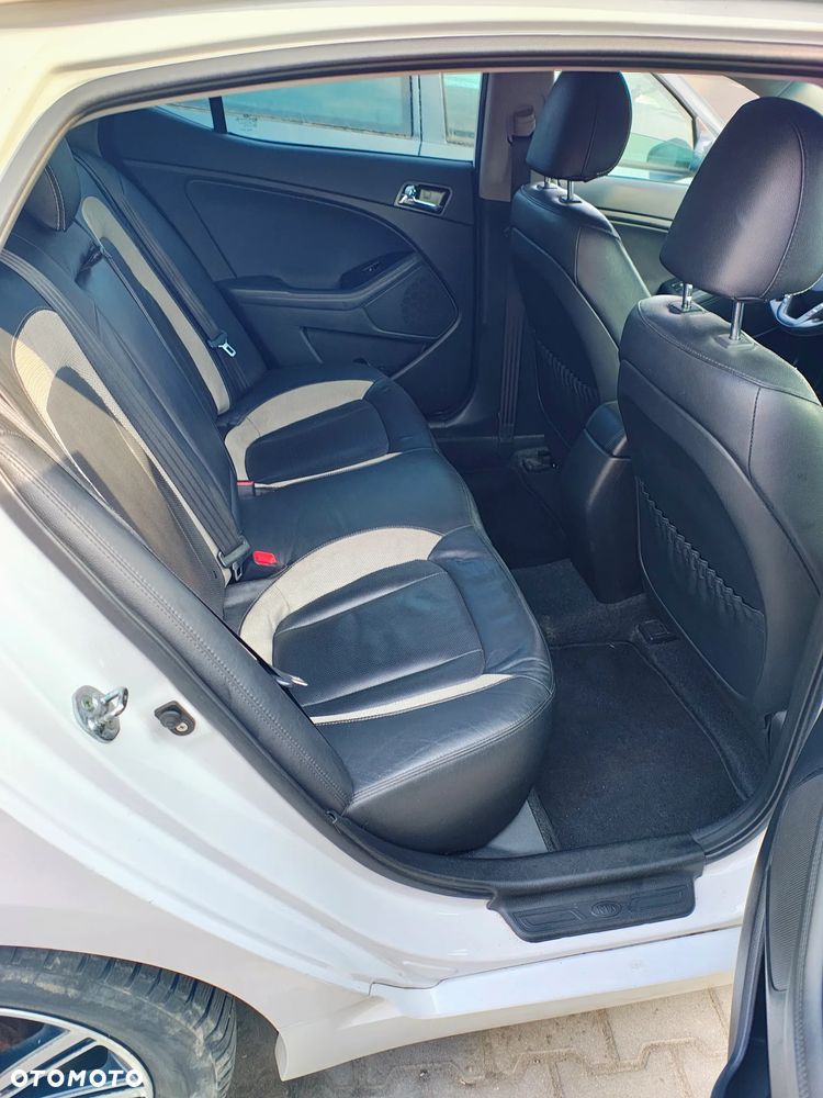Kia Optima 2.0 L - 13