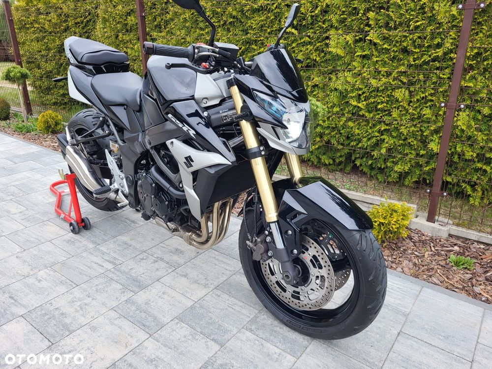Suzuki GSR - 8
