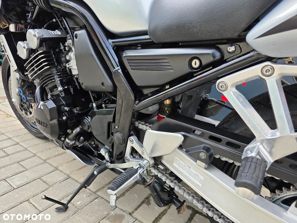Yamaha FZS - 24