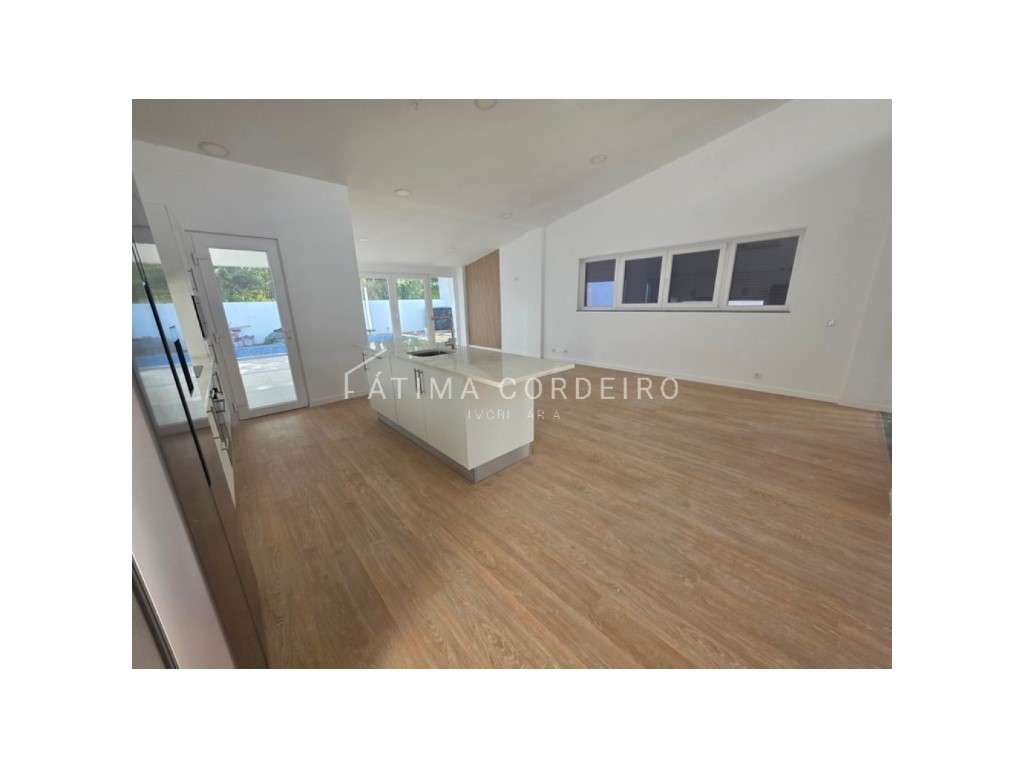 Moradia Térrea T3+1 com Piscina e Garagem em localização de excelência - Grande imagem: 4/34