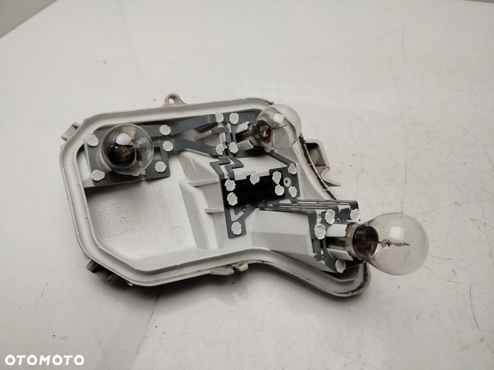 AUDI A4 B7 KOMBI WKŁAD GNIAZDO LAMPY PRAWY TYŁ 484062R - 1