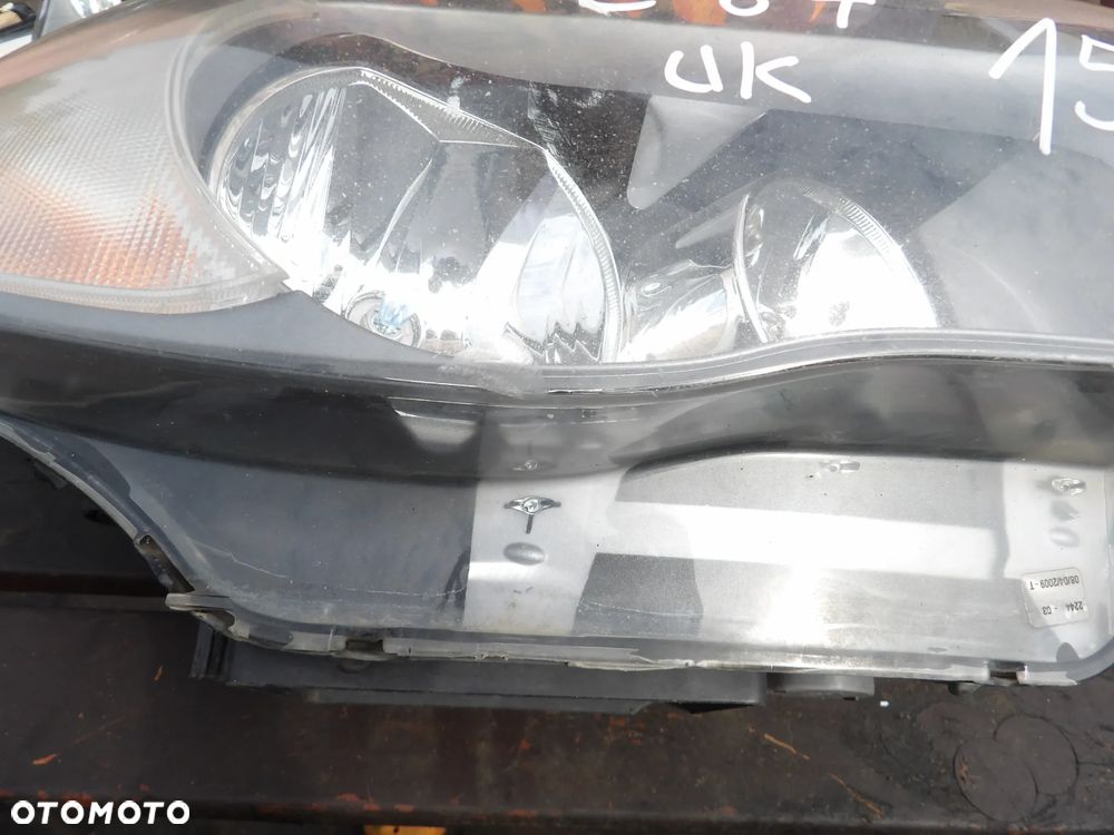 BMW - E87 - PRAWA LAMPA PRZEDNIA - URWANE USZY - UK - 7249652 - 3