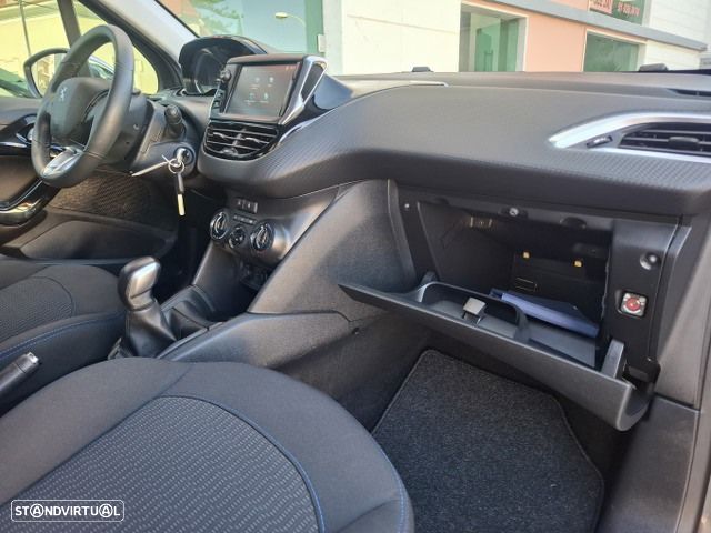 Peugeot 208 1.2 PureTech Signature - 45