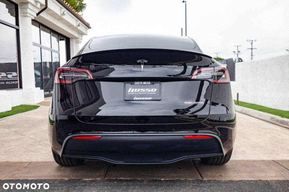 Tesla Model Y - 10