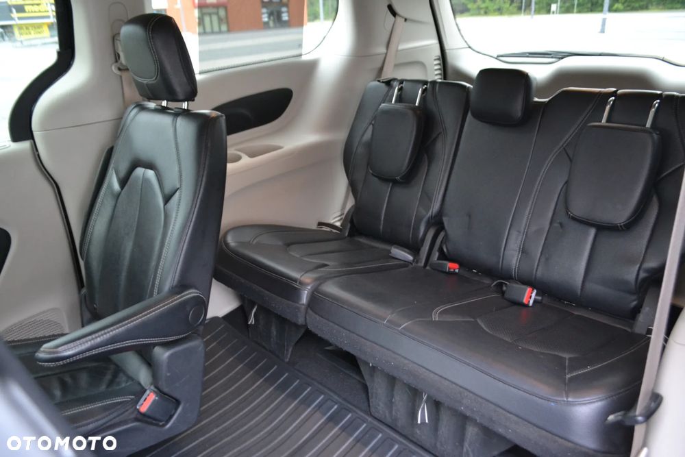 Chrysler Pacifica - 11