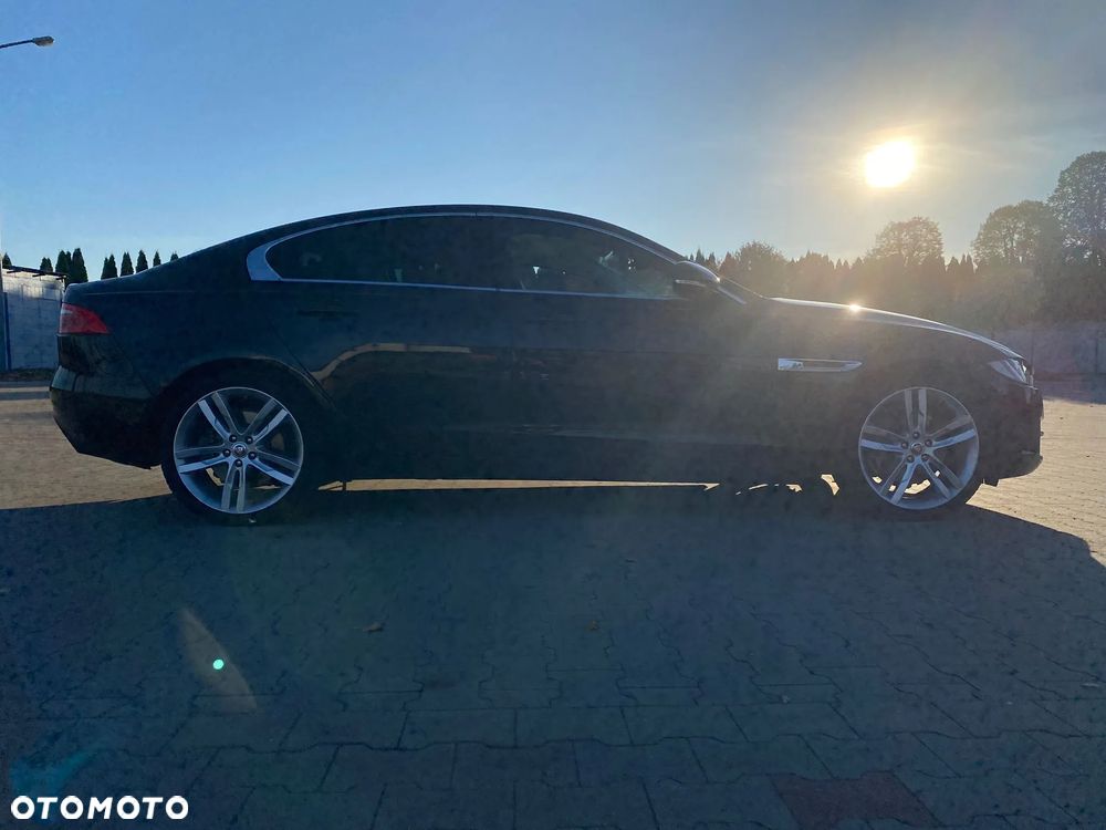 Jaguar XE 2.0 T Prestige - 27