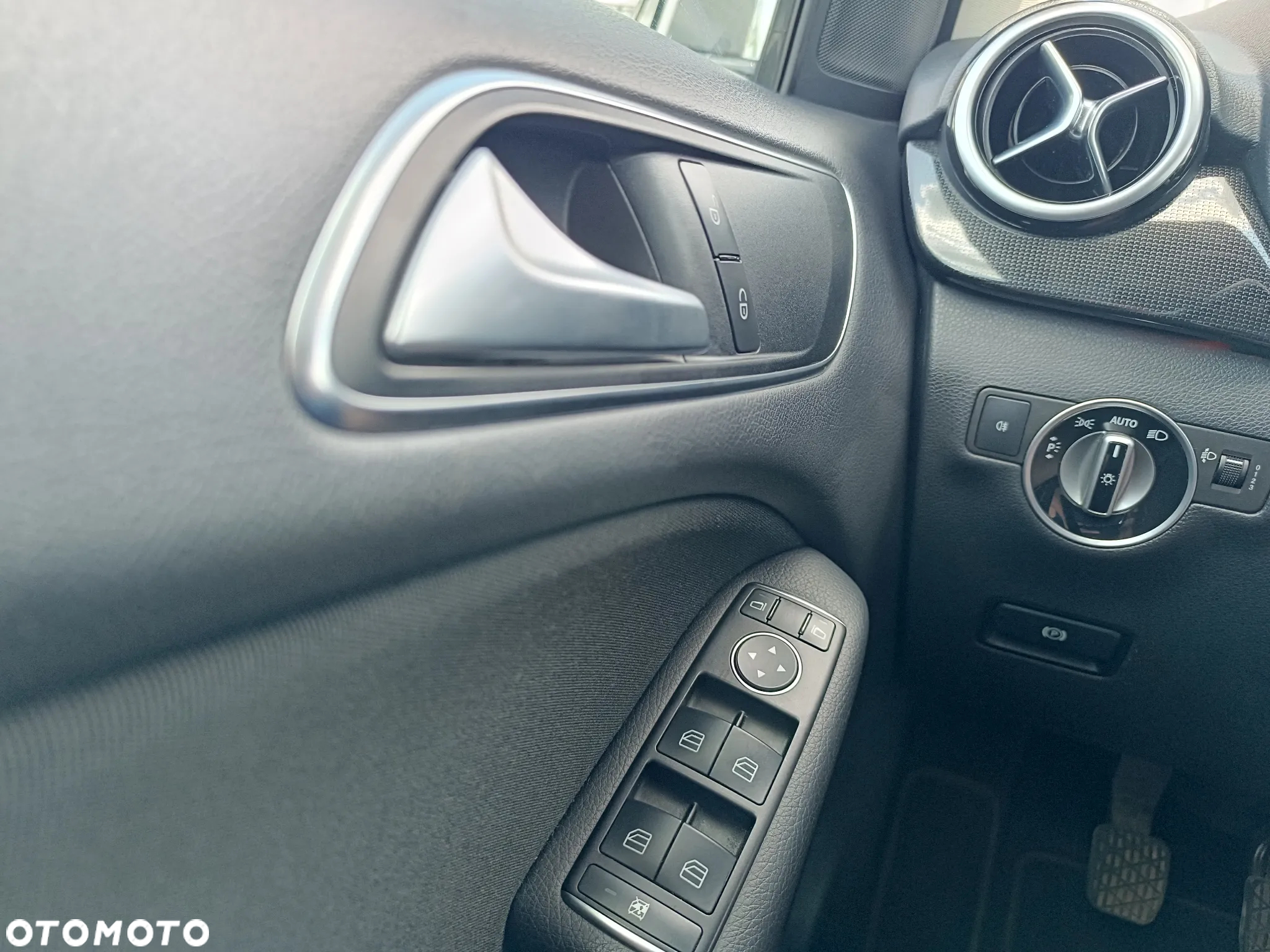 Mercedes-Benz Klasa B 180 (BlueEFFICIENCY) - 29