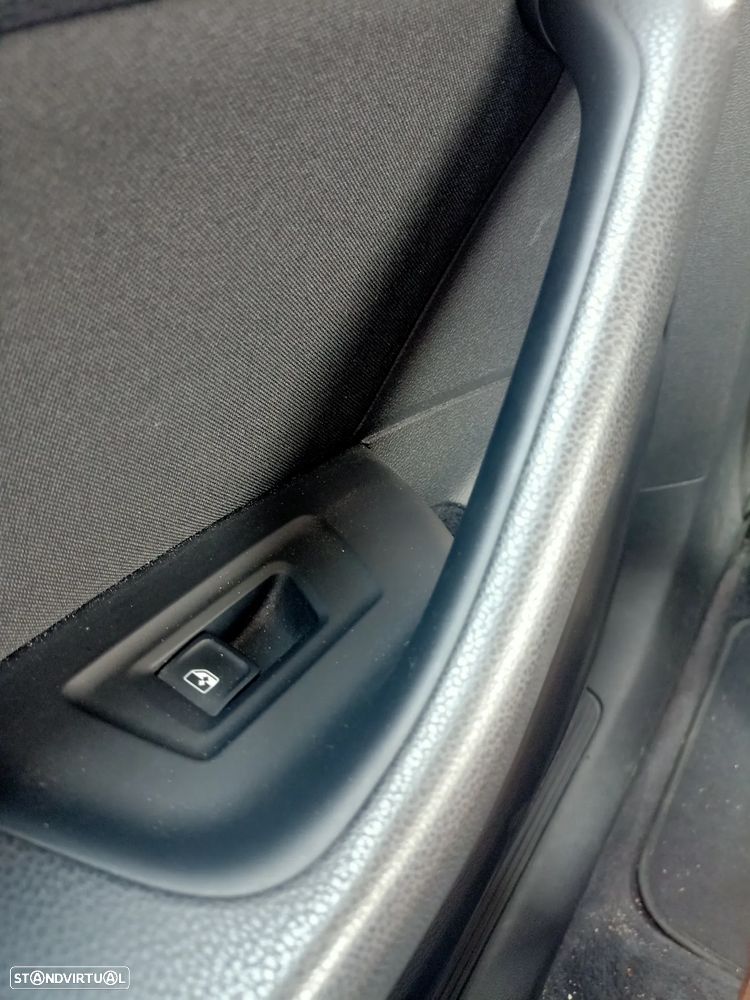VW Passat 1.6 TDI Confortline - 23