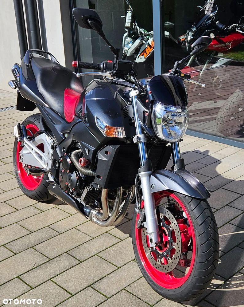 Suzuki GSR - 16
