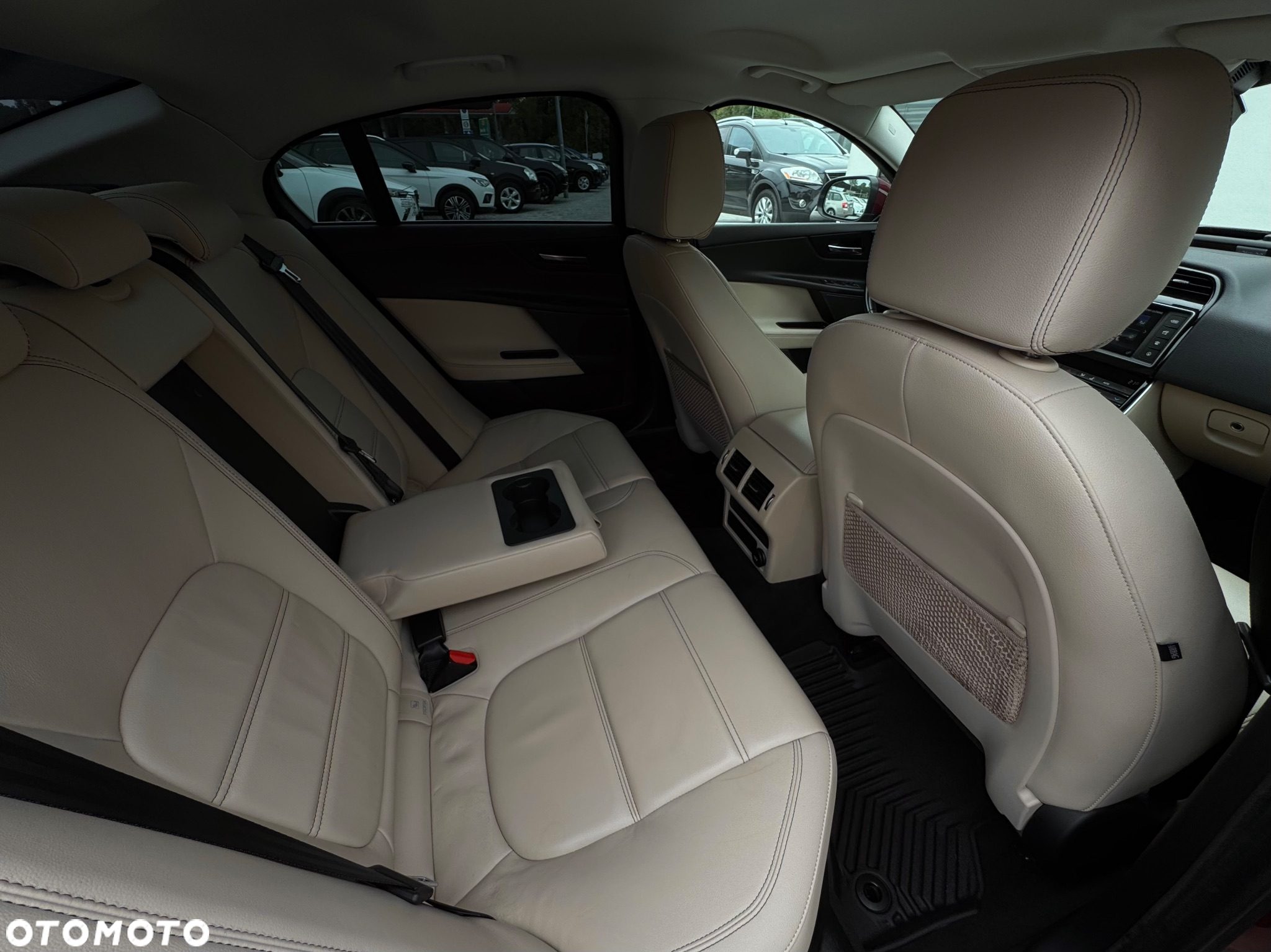 Jaguar XE 2.0 D Prestige - 30