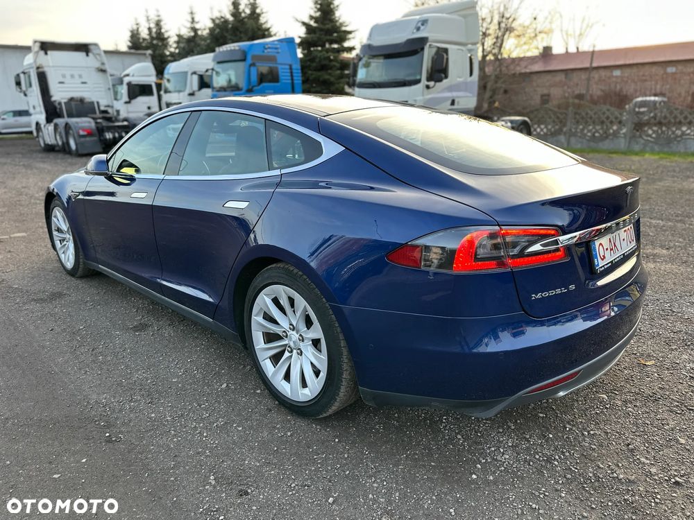 Tesla Model S - 3