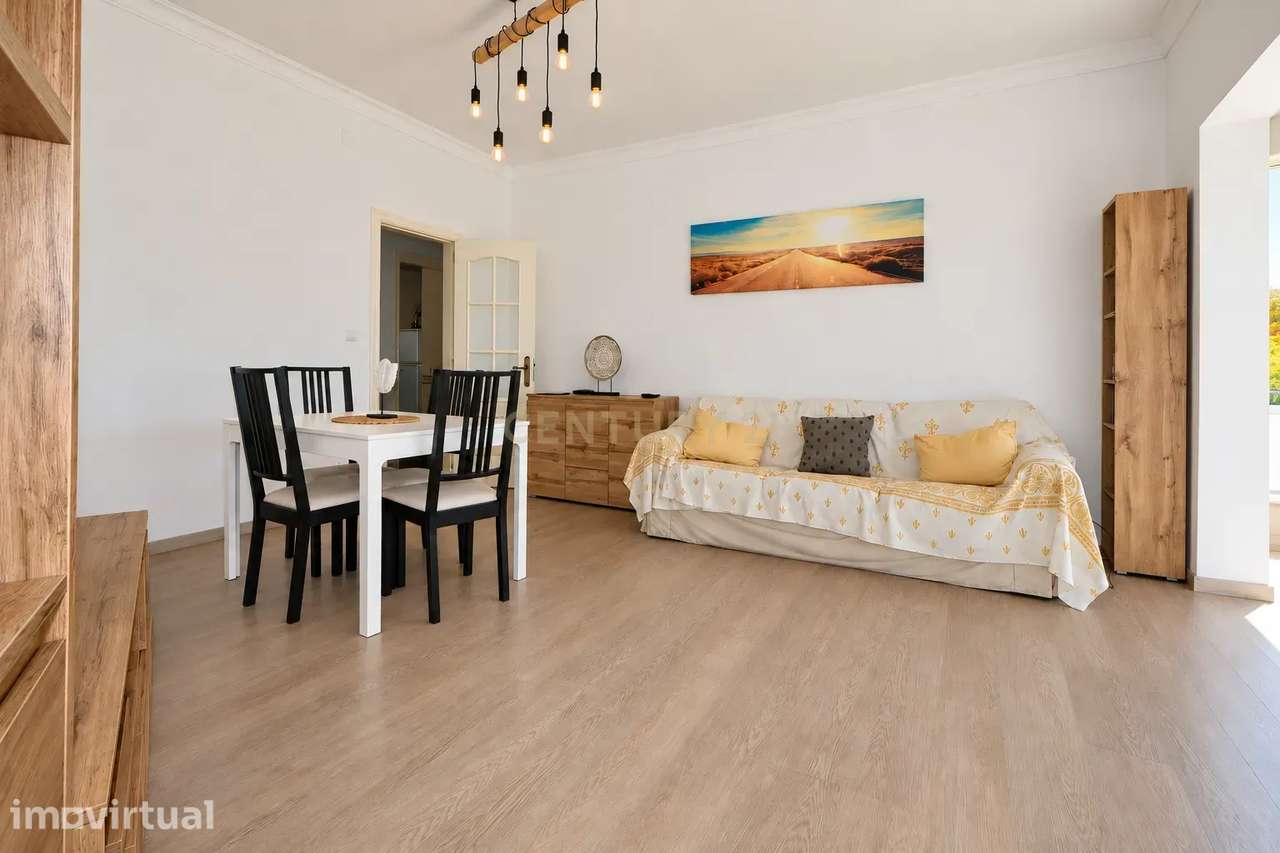 Apartamento único em Corroios; T2 com sótão remodelado e 2º WC integra - Grande imagem: 2/31