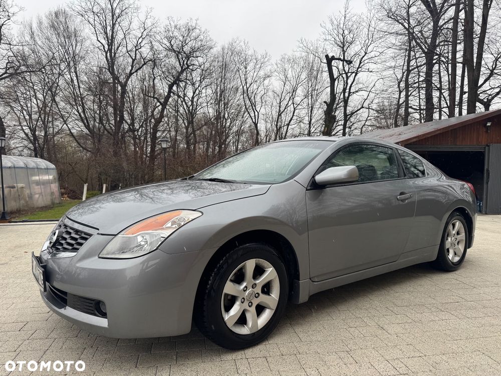 Nissan Altima - 1