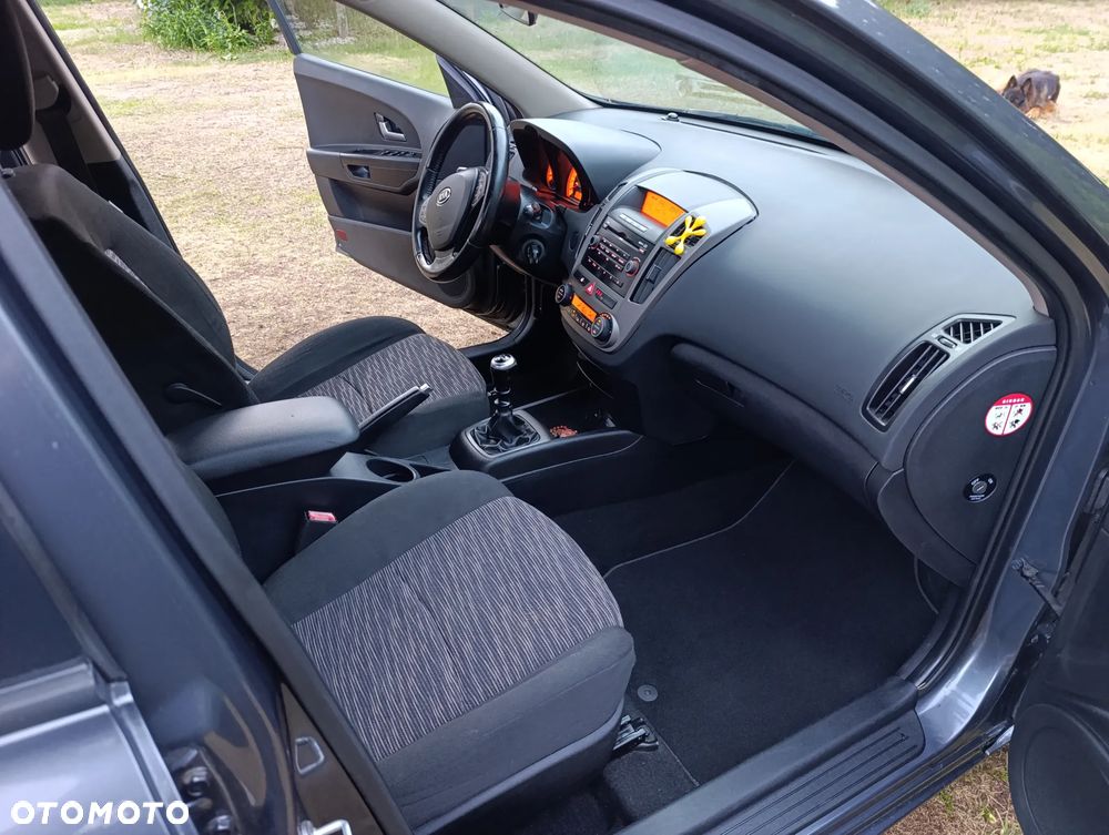 Kia Ceed - 10
