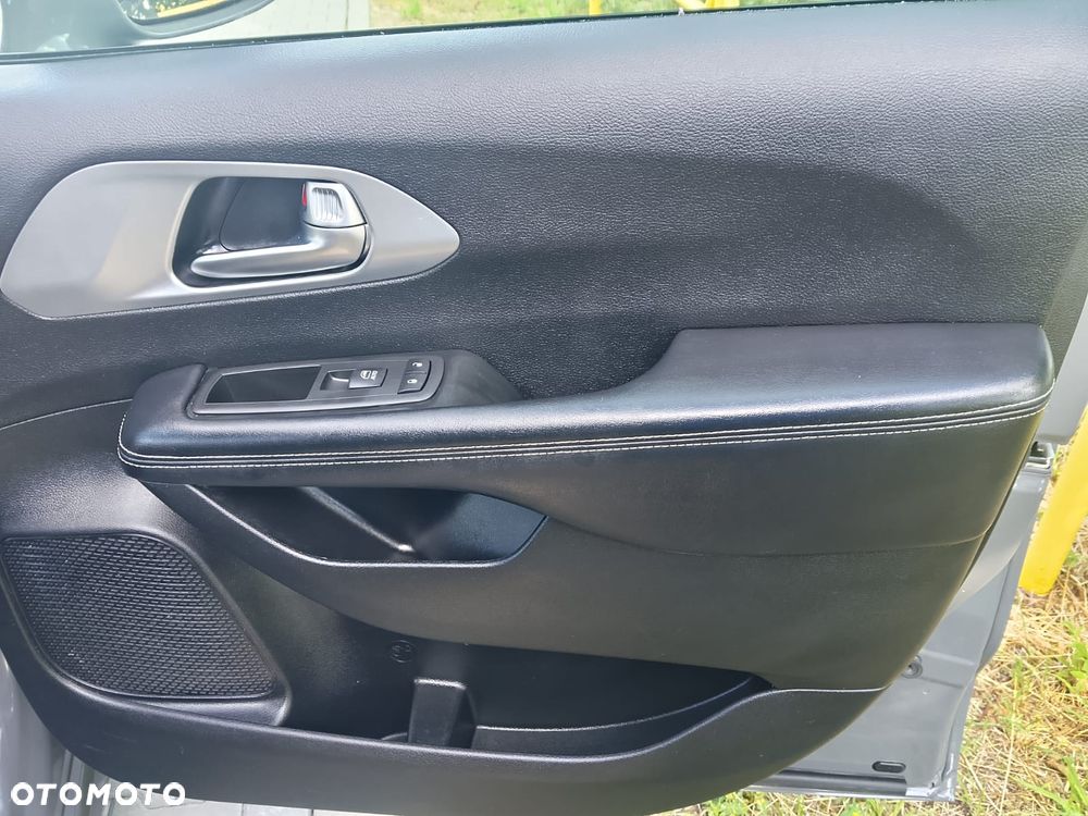 Chrysler Pacifica - 16
