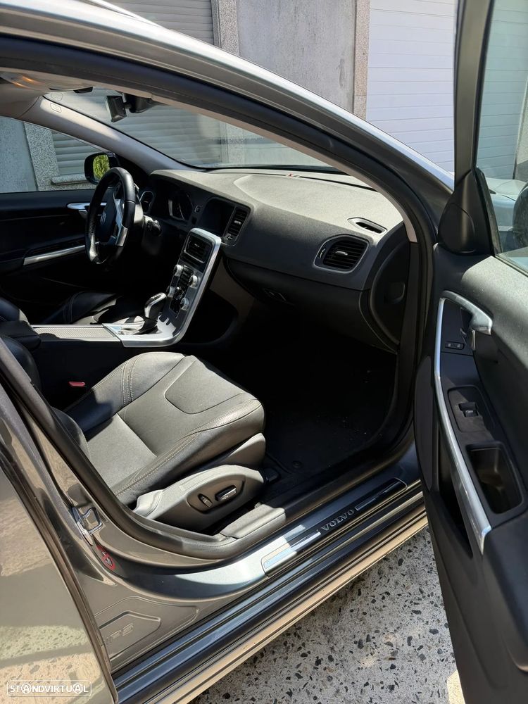 Volvo V60 2.0 D3 Momentum Geartronic - 9