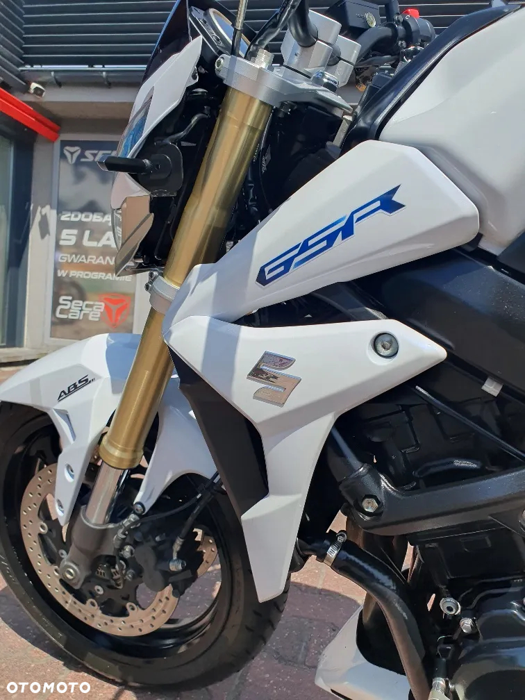 Suzuki GSR - 8