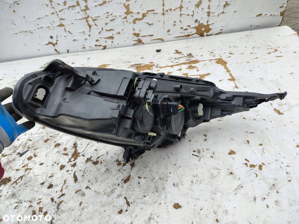 LAMPA PRAWY PRZÓD EUROPA 9810805880 PEUGEOT 208 FL LIFT - 1