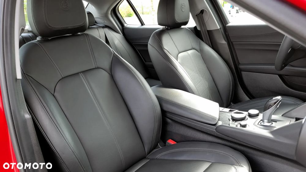 Alfa Romeo Giulia 2.0 Turbo 16V AT8-Q4 Ti - 38