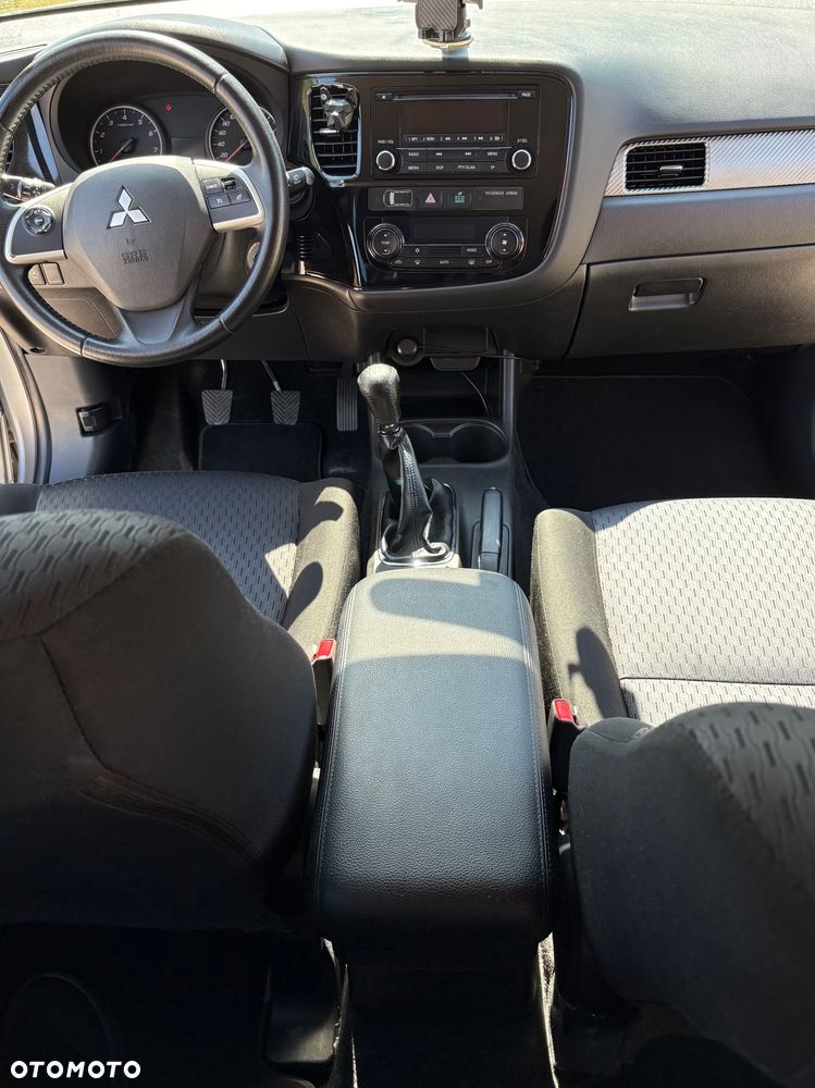Mitsubishi Outlander 2.0 Invite + 2WD - 9
