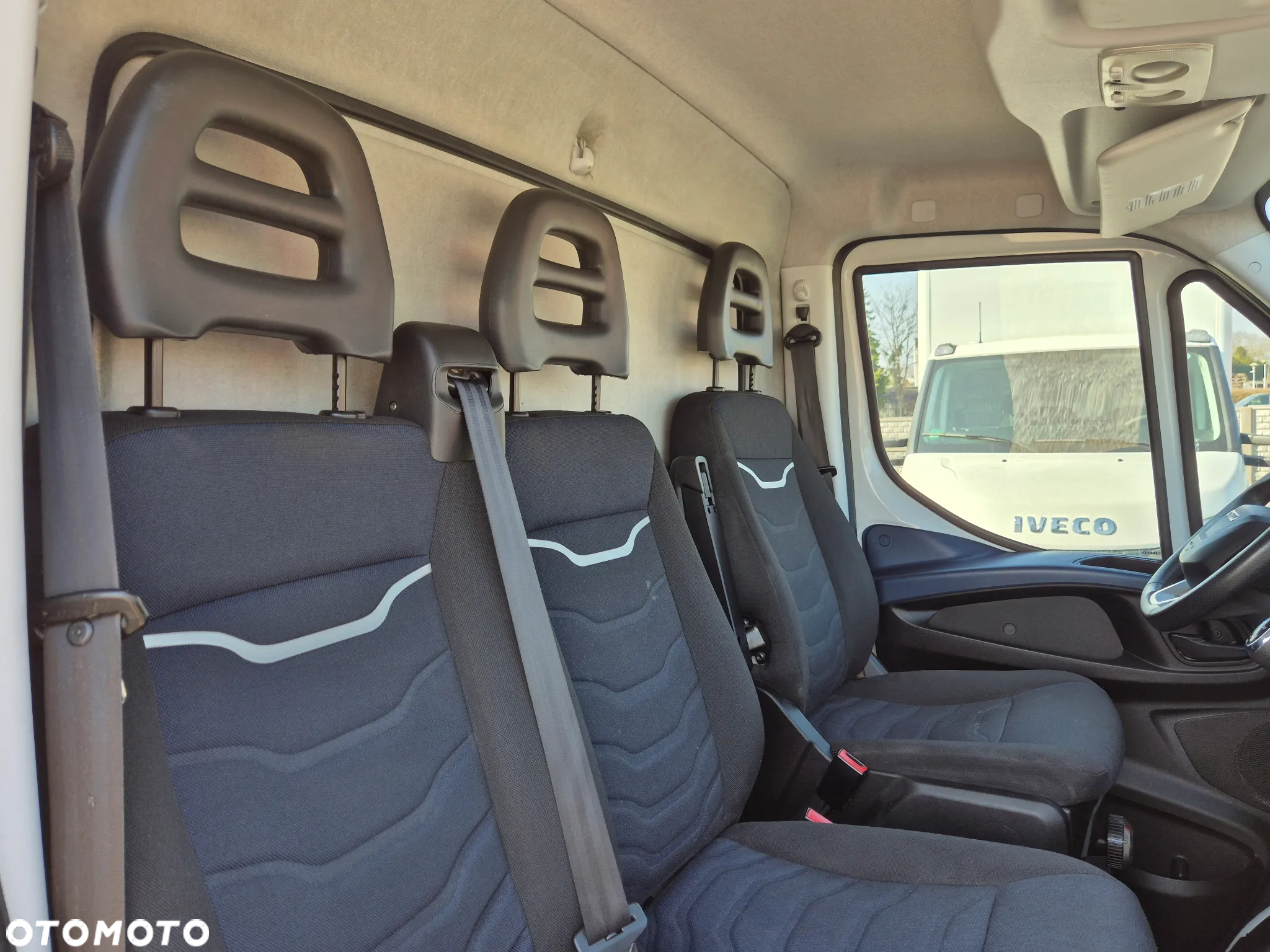 Iveco Daily 35S14 Hi-Matic, kontener 8PAL, klimatyzacja - 17