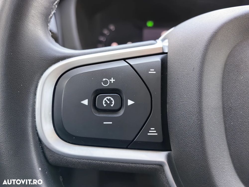 Volvo XC 60 B4 MHEV AT8 AWD Momentum Pro - 22