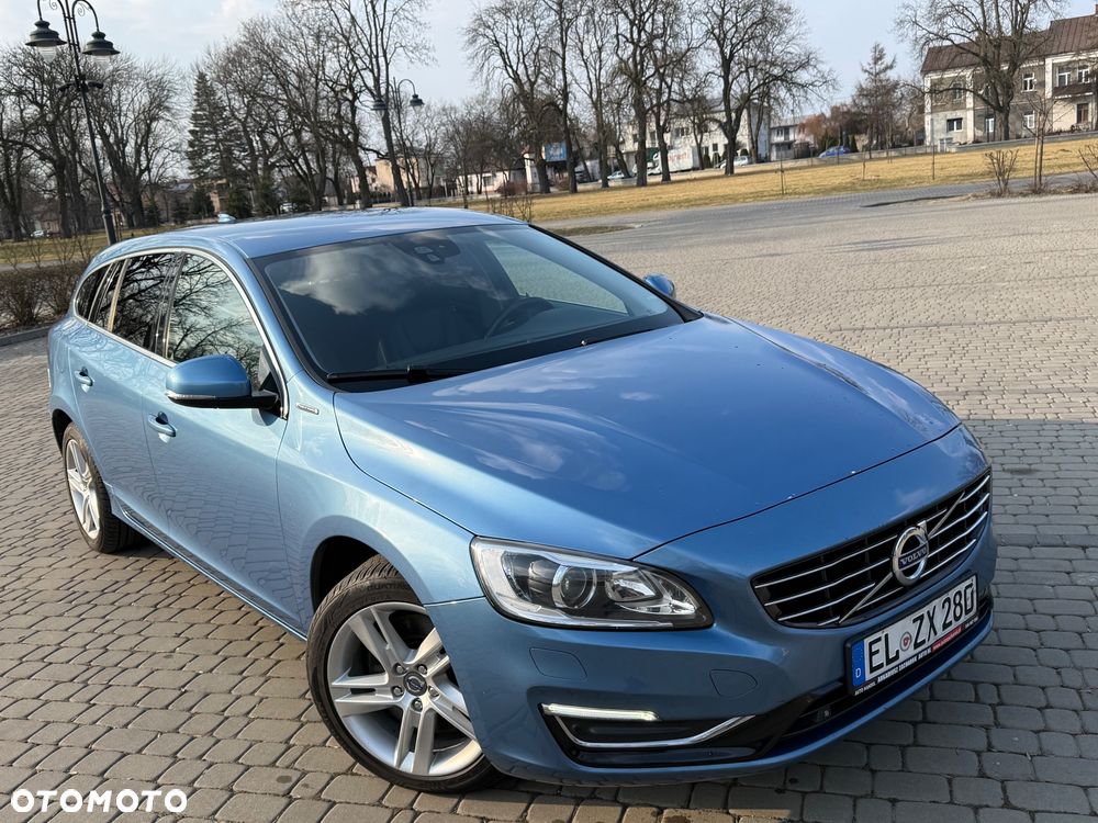 Volvo V60 D6 AWD Plug-in Hybrid Momentum - 2