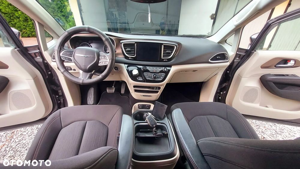 Chrysler Pacifica - 2