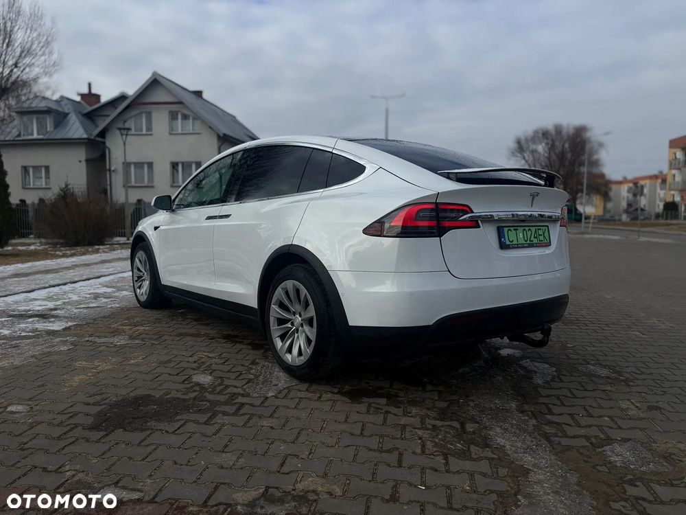 Tesla Model X - 4