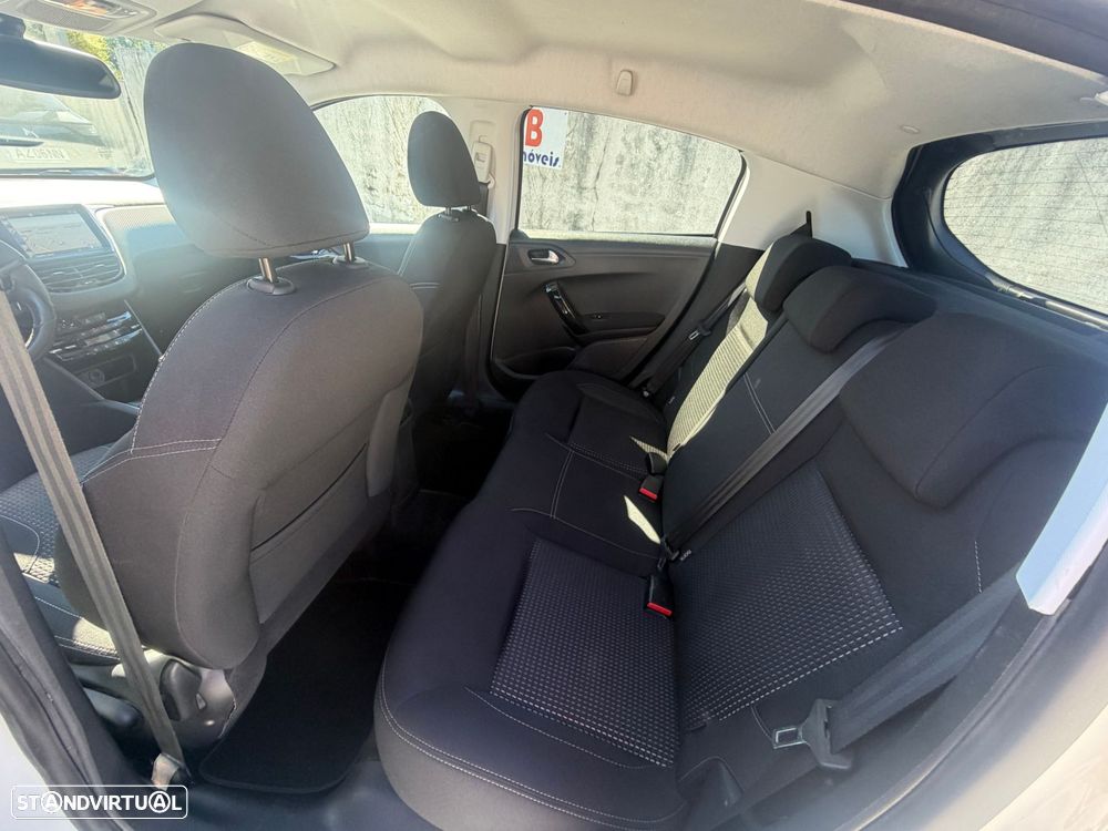 Peugeot 208 1.2 PureTech Allure - 13