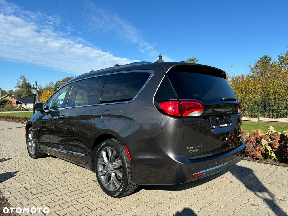 Chrysler Pacifica - 16
