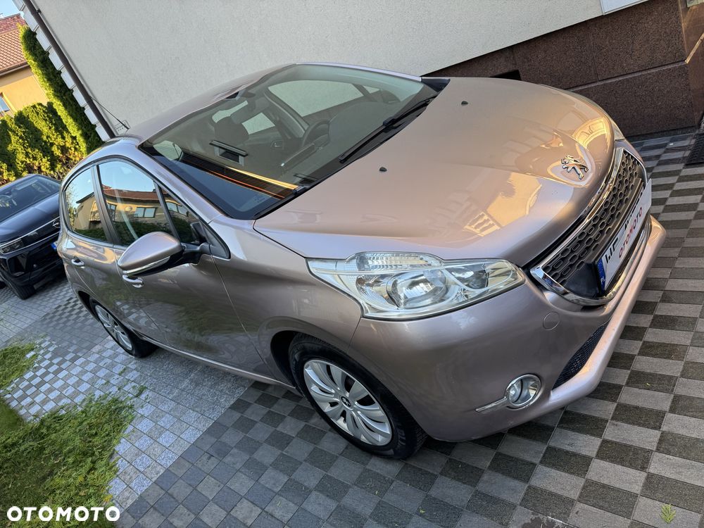 Peugeot 208 - 8