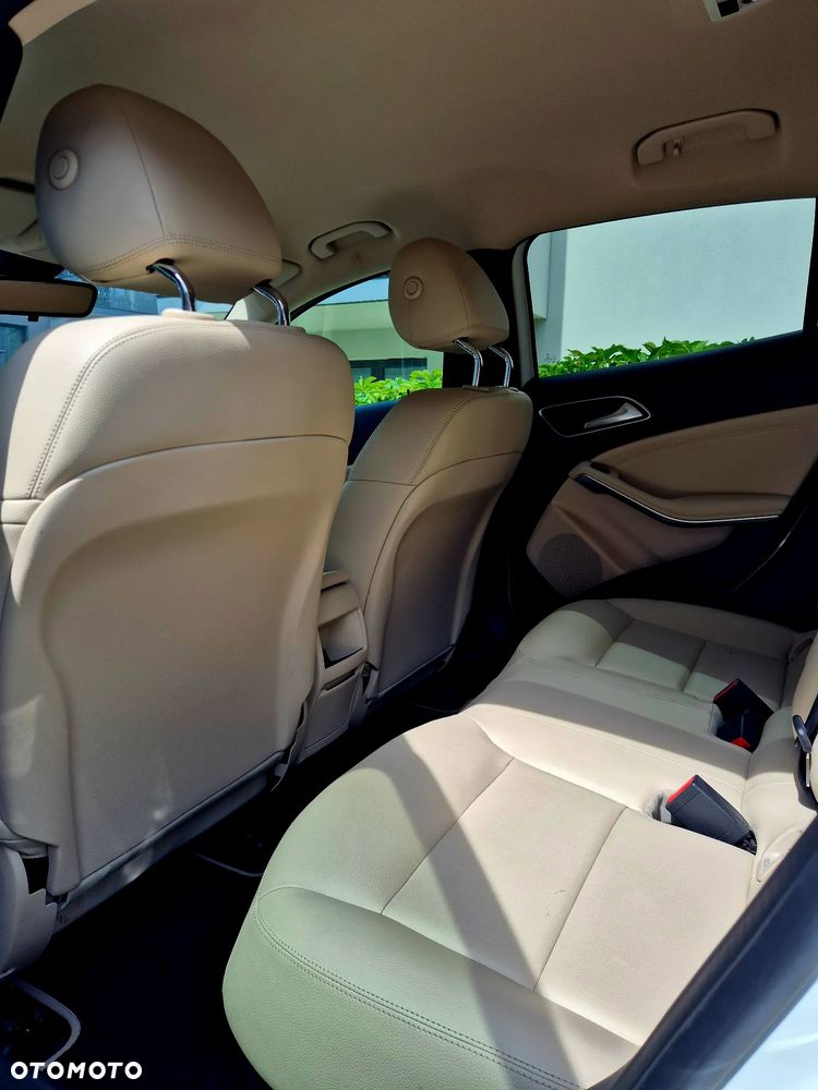 Mercedes-Benz GLA 250 4Matic 7G-DCT - 14