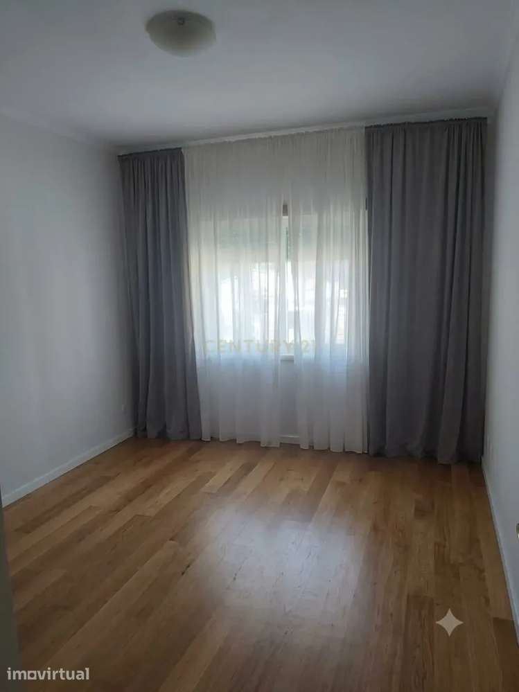 T2 REMODELADO COM 3 VARANDAS | QUINTA DO CONDE - Grande imagem: 3/11