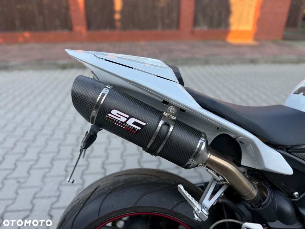 Yamaha R1 - 12