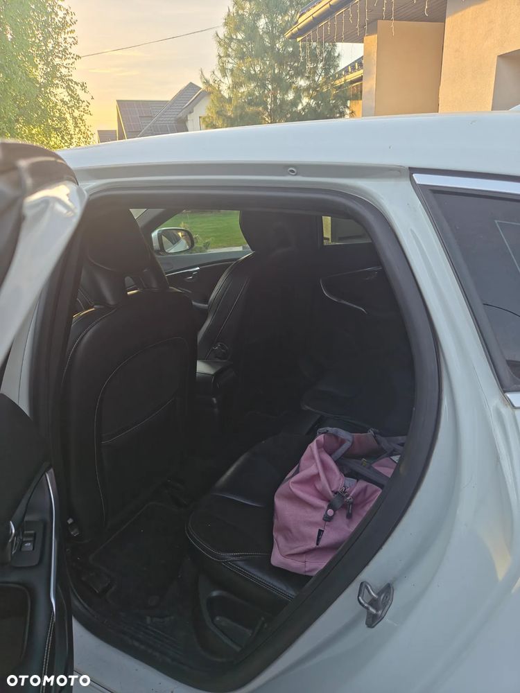Volvo V40 D3 R-Design - 4