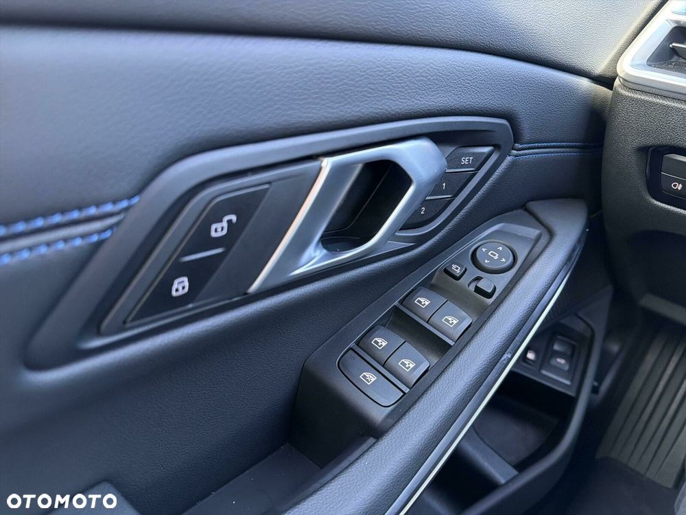 BMW Seria 3 330e PHEV M Sport - 24