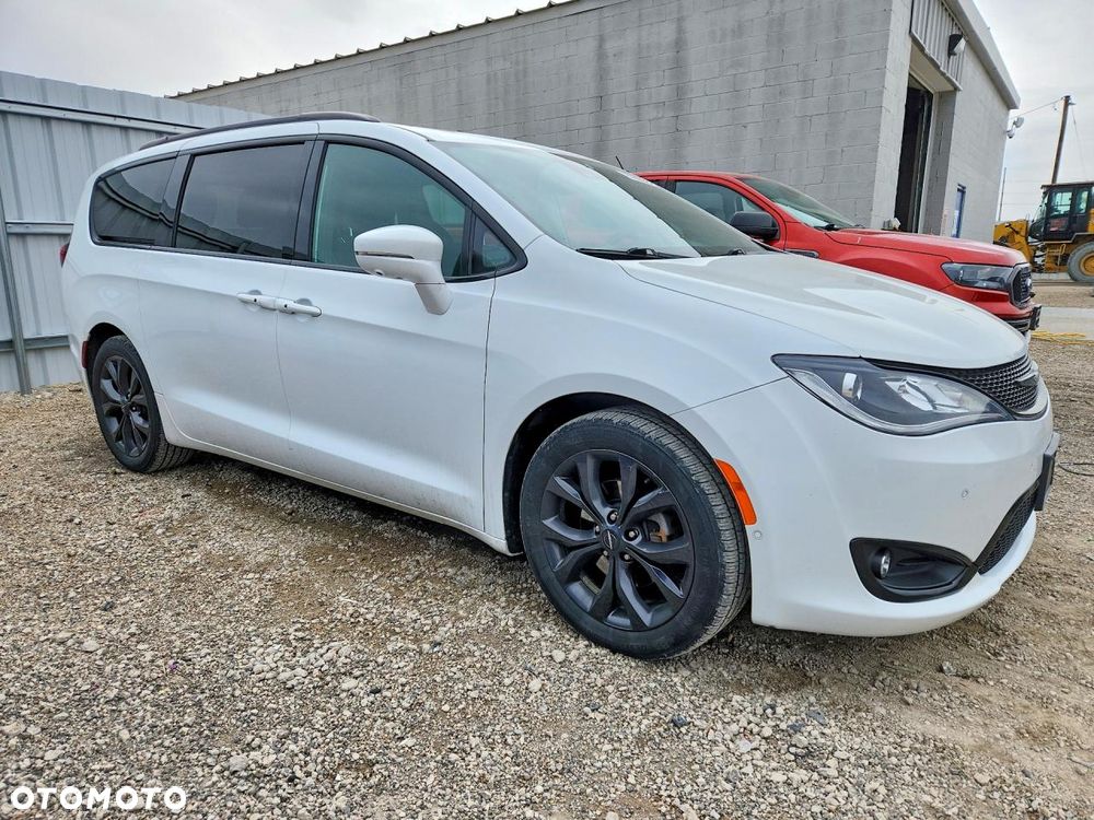 Chrysler Pacifica - 3