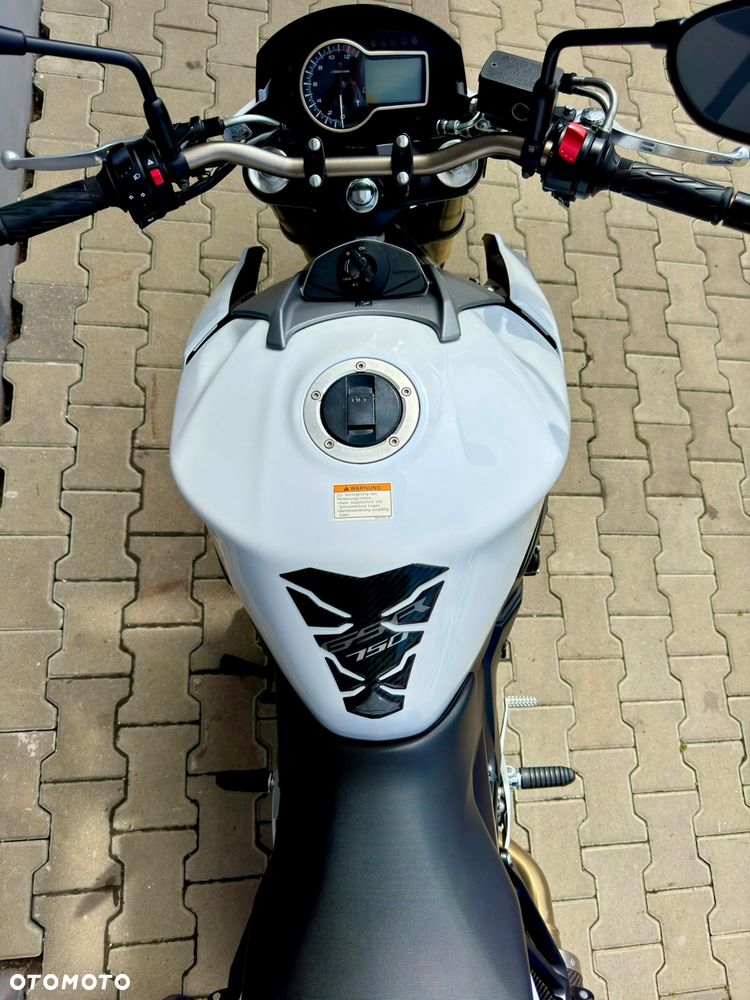 Suzuki GSR - 19