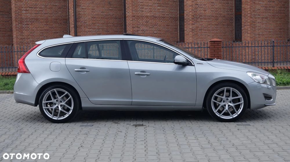 Volvo V60 D6 AWD Plug-in Hybrid R-Design Summum - 5