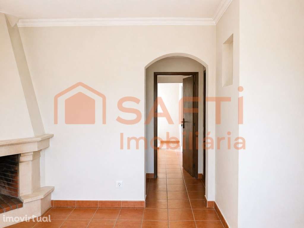 Moradia de tipologia T2, composta por r/c e 1º andar, a 10min do ce... - Grande imagem: 2/14