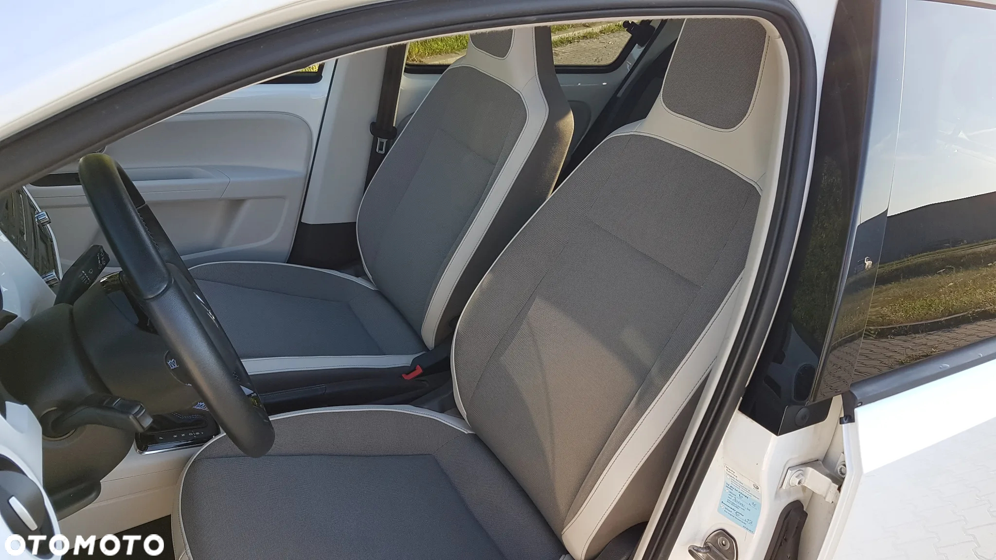 Volkswagen up! e-up - 11