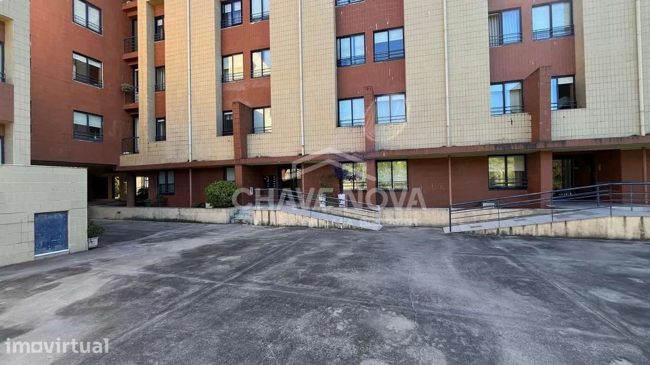 Apartamento T2 com Varanda, Suite, Garagem e Arrumo - Grande imagem: 3/17