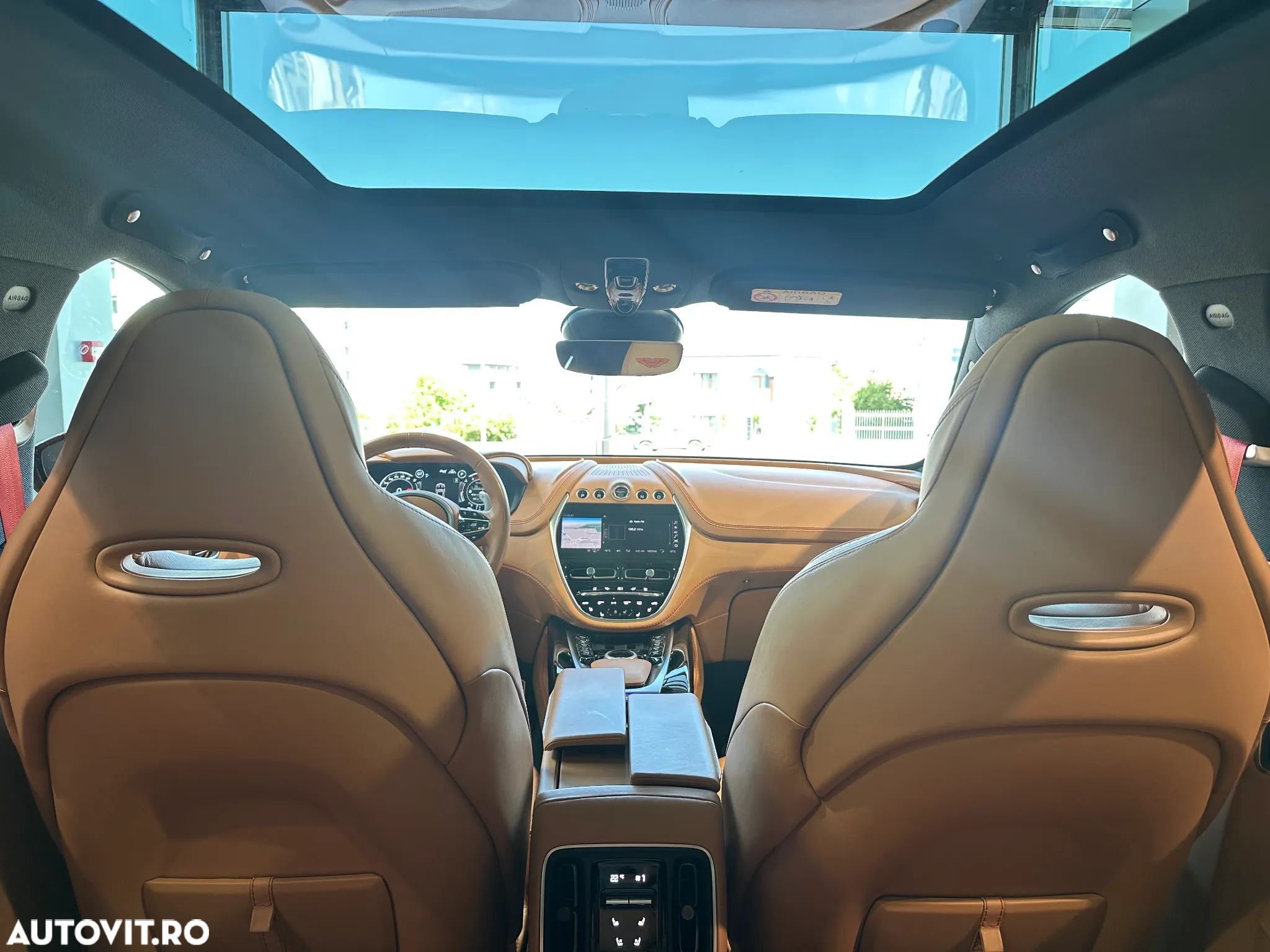 Aston Martin DBX - 12