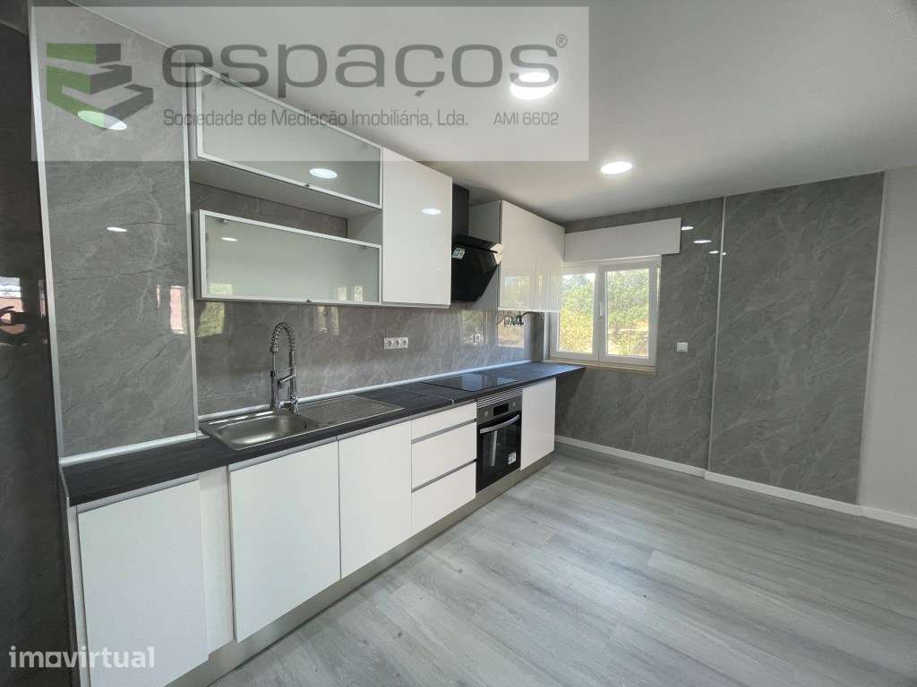 T2 totalmente remodelado em Corroios, Seixal - Grande imagem: 3/25