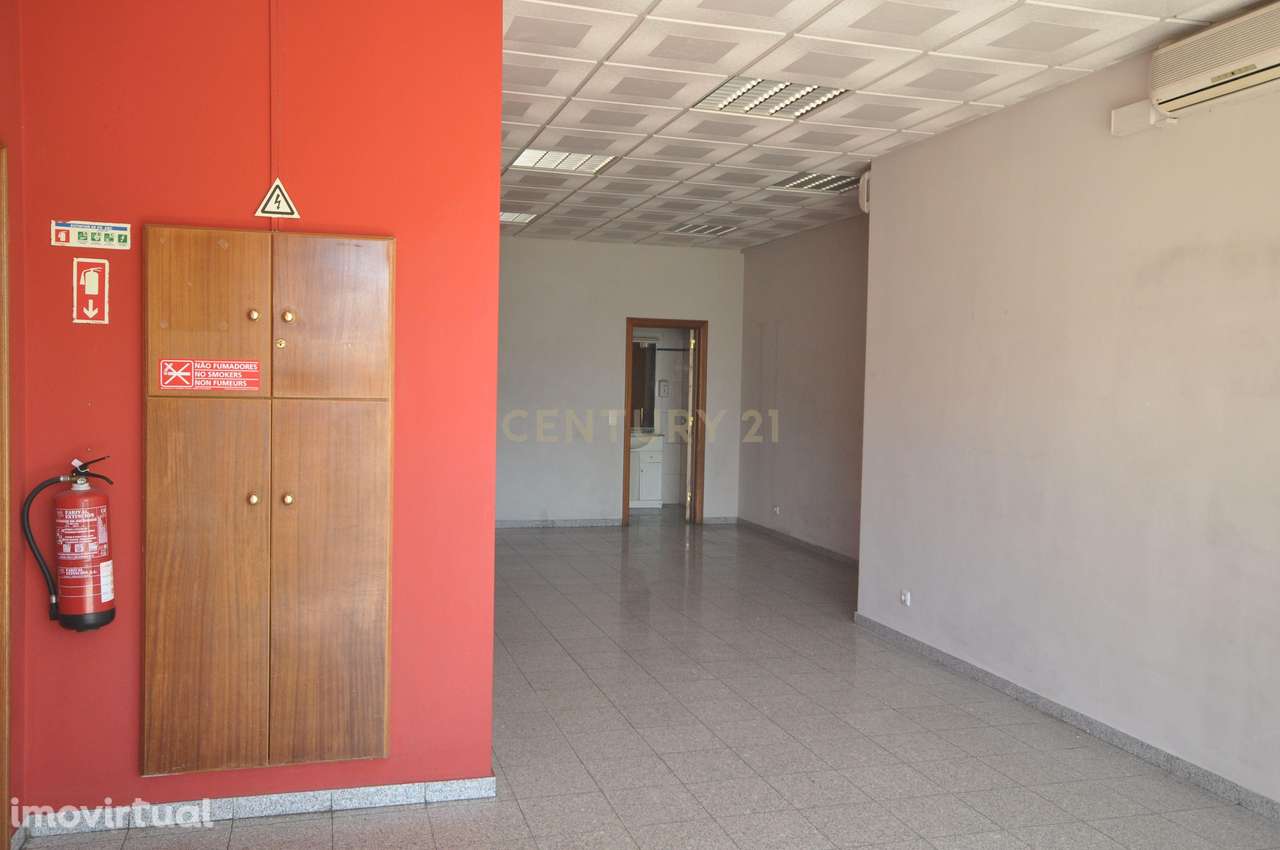 Loja Comercial no Carregado – Localização Estratégica e Boa Visibilida - Grande imagem: 4/10