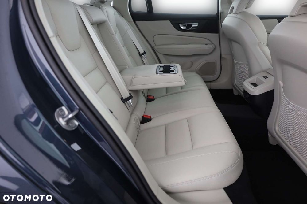 Volvo V60 B4 B Plus Dark - 11