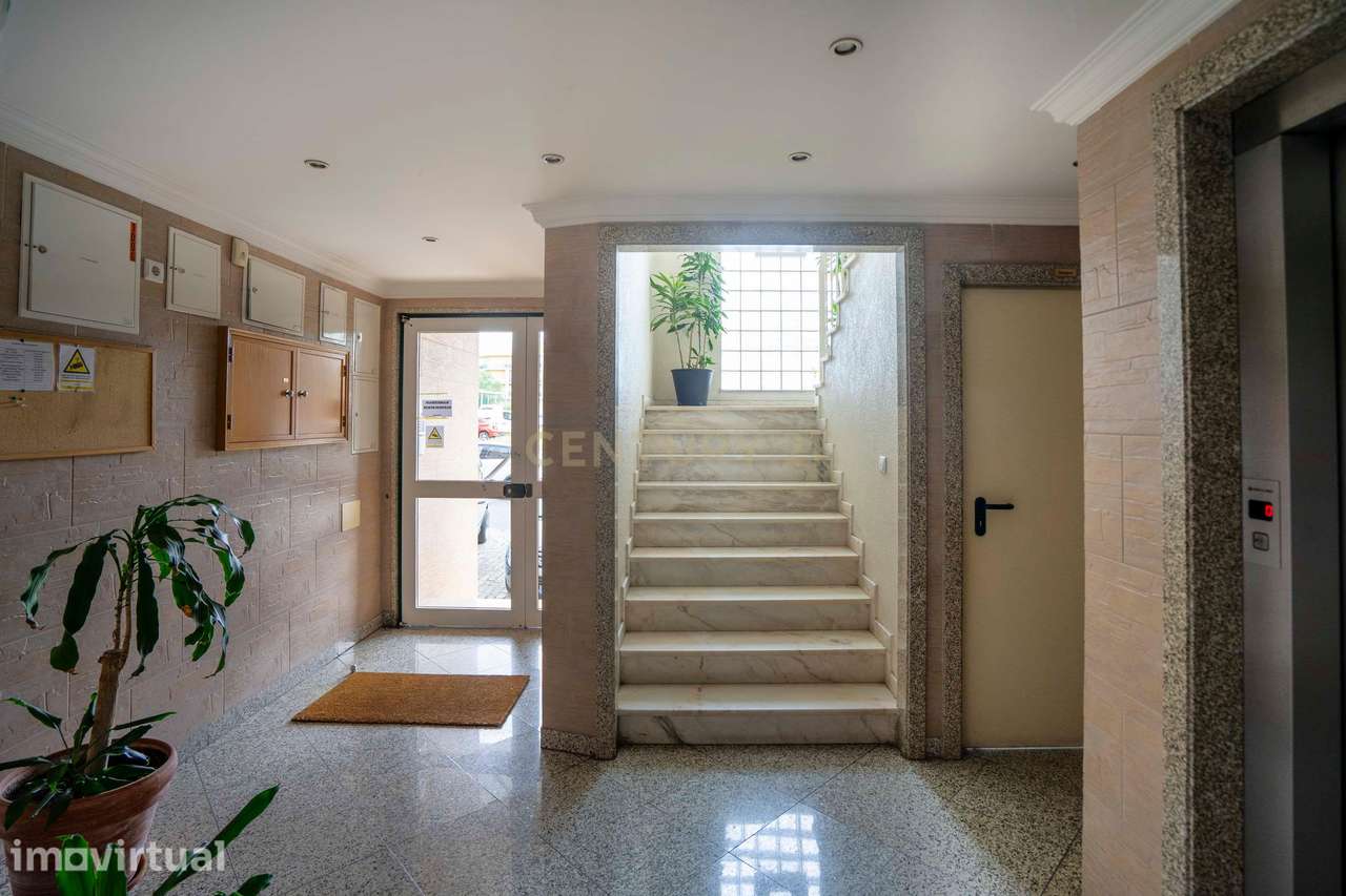 Apartamento T3 em Vialonga, 2º andar Com Box e Elevador - Grande imagem: 2/30