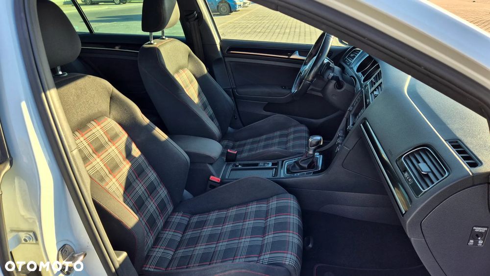 Volkswagen Golf - 15